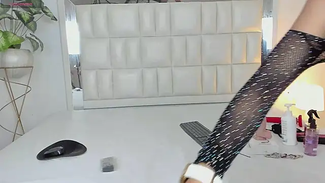 Snapshot of Alhana_pulido chatting on 12/23/24, 09:18 Alhana pulido online show from 12/23/24, 09:18