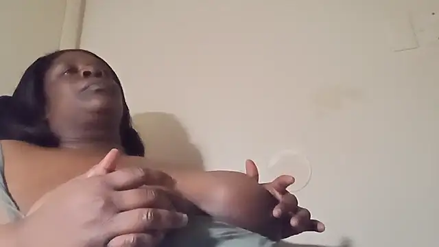 Snapshot of whitwhit86 chatting on 09/13/25, 10:15 whitwhit86 online show from 09/13/25, 10:15