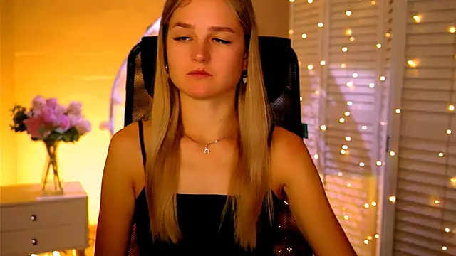 DeboraLarson online show from 11/16/25, 03:23