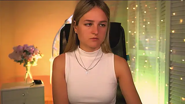 Snapshot of DeboraLarson chatting on 04/07/26, 03:18 DeboraLarson online show from 04/07/26, 03:18