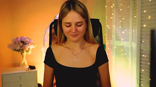 Snapshot of DeboraLarson chatting on 04/15/26, 03:13 DeboraLarson online show from 04/15/26, 03:13