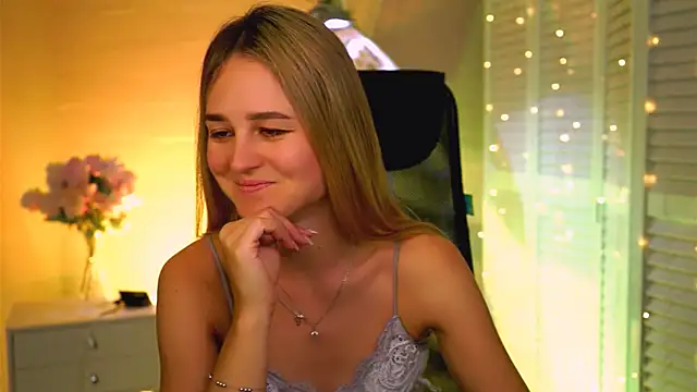 Snapshot of DeboraLarson chatting on 04/23/26, 03:30 DeboraLarson online show from 04/23/26, 03:30