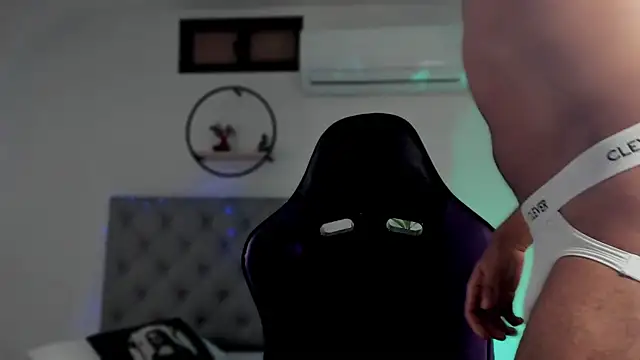 LiamGarcia1 online show from 01/04/25, 12:27