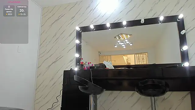 Snapshot of ElisabethMassey chatting on 12/17/25, 03:29 ElisabethMassey online show from 12/17/25, 03:29