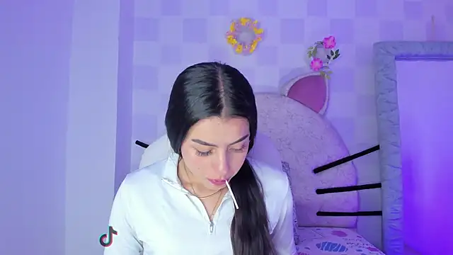 nattaly adams online show from 10/01/25, 07:42