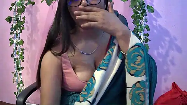 Snapshot of Pari-new chatting on 03/05/25, 10:44 Pari-new online show from 03/05/25, 10:44