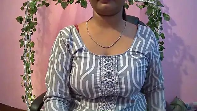 Snapshot of Pari-new chatting on 03/08/25, 10:43 Pari-new online show from 03/08/25, 10:43