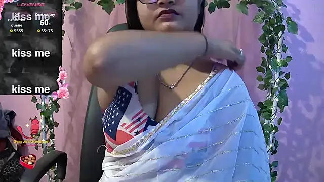 Snapshot of Pari-new chatting on 12/15/25, 04:17 Pari-new online show from 12/15/25, 04:17