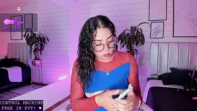 Snapshot of Lizzie-Evans chatting on 05/28/26, 12:02 Lizzie-Evans online show from 05/28/26, 12:02