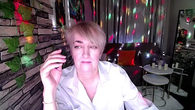 Snapshot of Hot_Girl87 chatting on 12/02/24, 07:27 Hot Girl87 online show from 12/02/24, 07:27