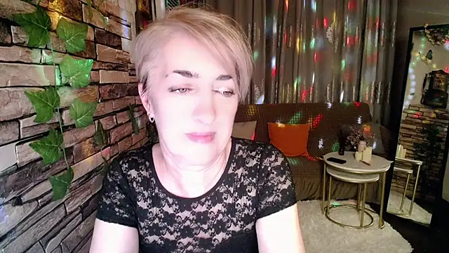 Snapshot of Hot_Girl87 chatting on 12/08/24, 10:14 Hot Girl87 online show from 12/08/24, 10:14