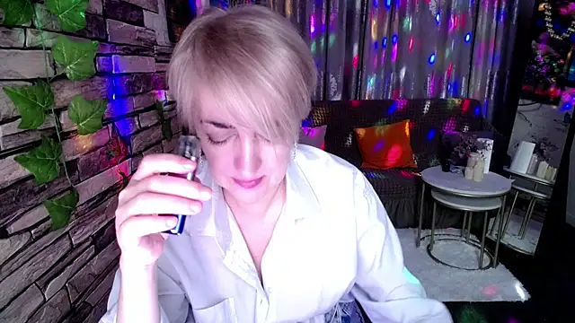 Snapshot of Hot_Girl87 chatting on 12/11/24, 10:16 Hot Girl87 online show from 12/11/24, 10:16