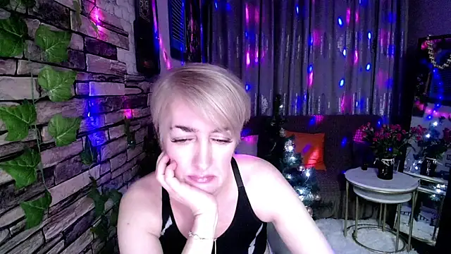 Snapshot of Hot_Girl87 chatting on 12/16/24, 02:16 Hot Girl87 online show from 12/16/24, 02:16