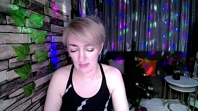 Snapshot of Hot_Girl87 chatting on 12/16/24, 05:22 Hot Girl87 online show from 12/16/24, 05:22