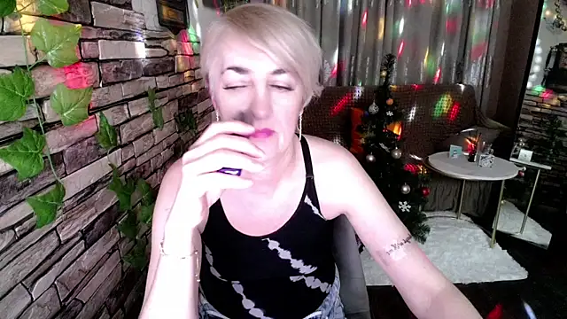 Snapshot of Hot_Girl87 chatting on 12/26/24, 10:52 Hot Girl87 online show from 12/26/24, 10:52