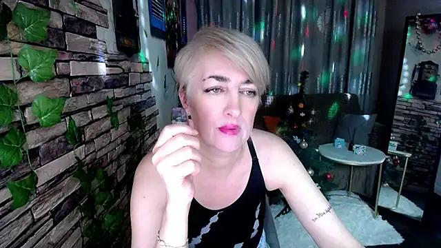 Snapshot of Hot_Girl87 chatting on 12/29/24, 05:44 Hot Girl87 online show from 12/29/24, 05:44