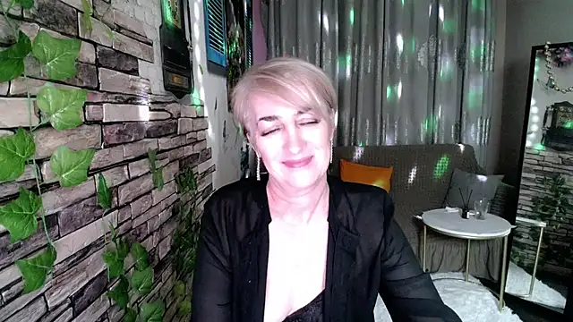 Snapshot of Hot_Girl87 chatting on 12/31/24, 12:00 Hot Girl87 online show from 12/31/24, 12:00