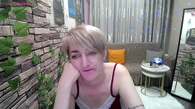 Snapshot of Hot_Girl87 chatting on 02/08/25, 09:04 Hot Girl87 online show from 02/08/25, 09:04