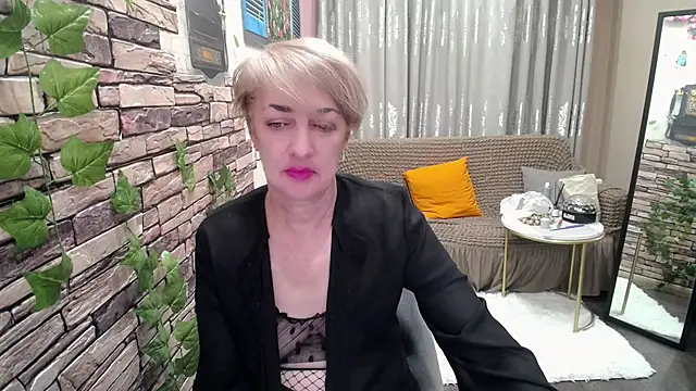 Snapshot of Hot_Girl87 chatting on 02/14/25, 12:19 Hot Girl87 online show from 02/14/25, 12:19