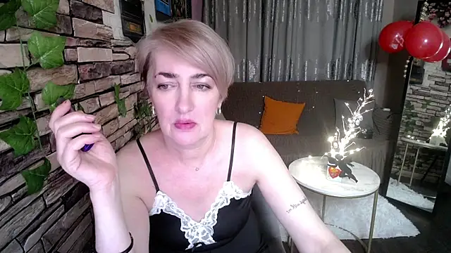 Snapshot of Hot_Girl87 chatting on 02/14/25, 07:54 Hot Girl87 online show from 02/14/25, 07:54