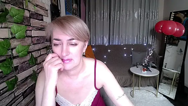 Snapshot of Hot_Girl87 chatting on 02/16/25, 01:14 Hot Girl87 online show from 02/16/25, 01:14