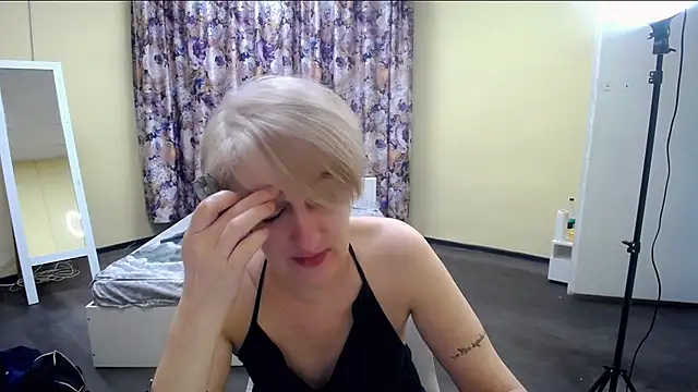 Snapshot of Hot_Girl87 chatting on 03/04/25, 10:38 Hot Girl87 online show from 03/04/25, 10:38