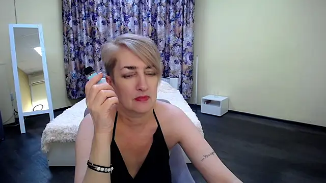 Snapshot of Hot_Girl87 chatting on 03/10/25, 08:01 Hot Girl87 online show from 03/10/25, 08:01