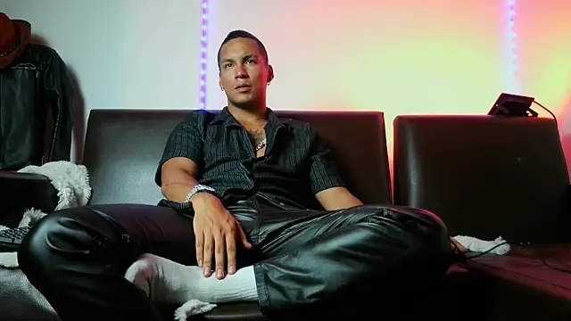 Leonnardo Jaramillo online show from 01/01/25, 12:00