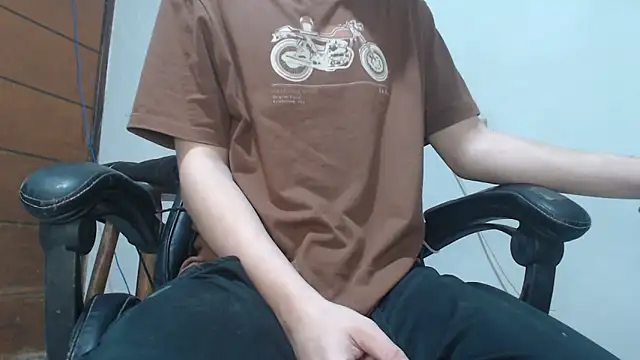 Snapshot of julien_xv chatting on 10/19/25, 06:03 julien xv online show from 10/19/25, 06:03