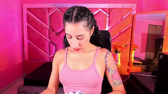 Snapshot of Eimy_Sexy_ chatting on 11/25/25, 02:39 Eimy Sexy online show from 11/25/25, 02:39