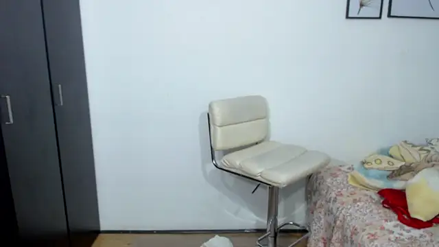 Snapshot of viki_mom chatting on 12/11/24, 04:28 viki mom online show from 12/11/24, 04:28