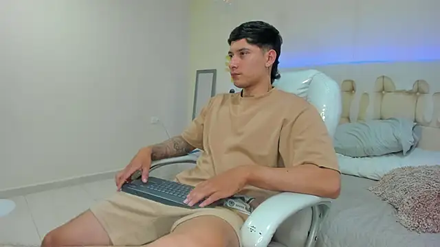 Damian23   online show from 01/03/25, 03:44