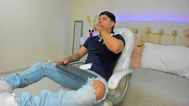 Damian23   online show from 01/06/25, 12:24