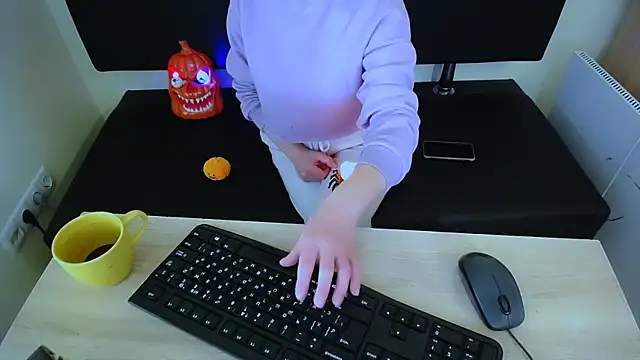 Snapshot of LaimaV_ chatting on 10/31/25, 10:05 LaimaV online show from 10/31/25, 10:05