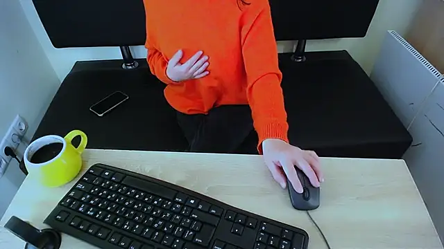 Snapshot of LaimaV_ chatting on 11/01/25, 07:43 LaimaV online show from 11/01/25, 07:43