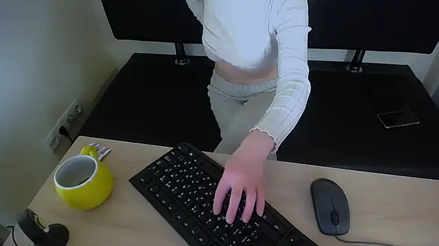 Snapshot of LaimaV_ chatting on 11/09/25, 09:51 LaimaV online show from 11/09/25, 09:51