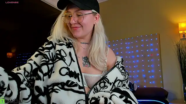 Snapshot of Debbie_Taylor chatting on 04/18/26, 07:07 Debbie Taylor online show from 04/18/26, 07:07