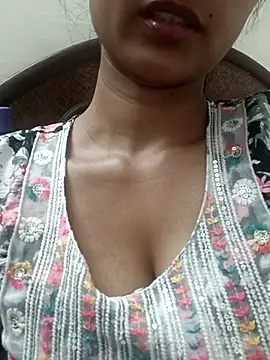 Snapshot of Rajni-Mehra chatting on 03/04/25, 07:30 Rajni-Mehra online show from 03/04/25, 07:30