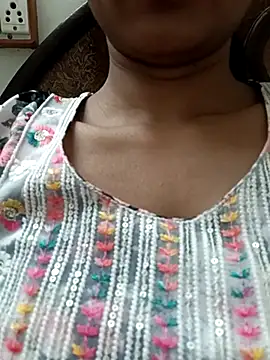 Snapshot of Rajni-Mehra chatting on 03/18/25, 03:31 Rajni-Mehra online show from 03/18/25, 03:31