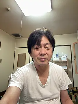 Snapshot of SaneService9 chatting on 11/22/25, 05:01 SaneService9 online show from 11/22/25, 05:01