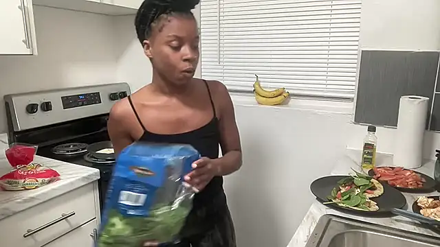 Snapshot of miamiworld chatting on 03/21/25, 11:34 miamiworld online show from 03/21/25, 11:34