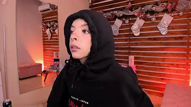 Snapshot of Sapphire_Venuss chatting on 12/18/25, 12:38 Sapphire Venuss online show from 12/18/25, 12:38