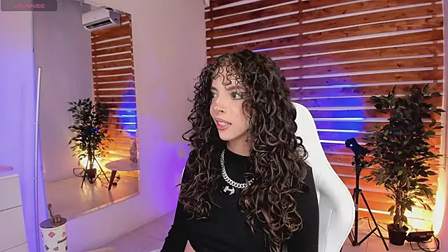 Snapshot of Sapphire_Venuss chatting on 04/12/26, 01:43 Sapphire Venuss online show from 04/12/26, 01:43