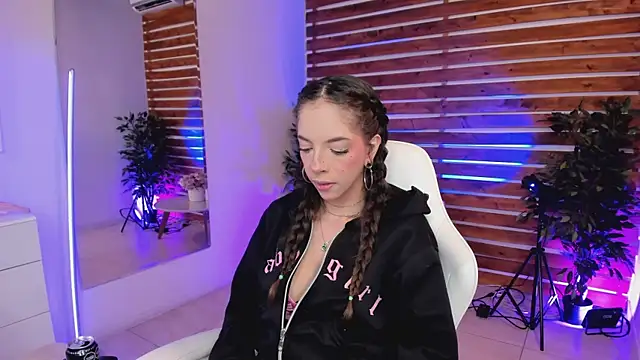 Snapshot of Sapphire_Venuss chatting on 04/15/26, 01:01 Sapphire Venuss online show from 04/15/26, 01:01