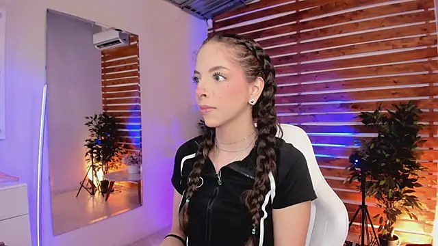 Snapshot of Sapphire_Venuss chatting on 04/18/26, 12:47 Sapphire Venuss online show from 04/18/26, 12:47