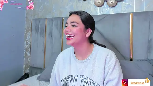 KimDevinne online show from 10/17/25, 02:26