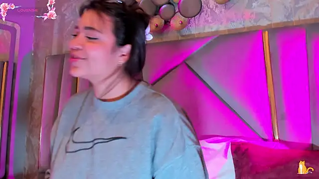 Snapshot of KimDevinne chatting on 02/11/26, 02:49 KimDevinne online show from 02/11/26, 02:49