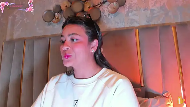 Snapshot of KimDevinne chatting on 02/21/26, 02:23 KimDevinne online show from 02/21/26, 02:23