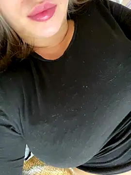 Snapshot of 69Laura696 chatting on 12/02/24, 09:35 69Laura696 online show from 12/02/24, 09:35