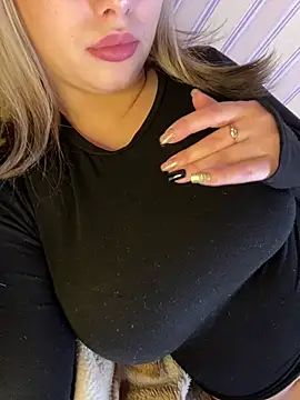 Snapshot of 69Laura696 chatting on 12/19/24, 12:01 69Laura696 online show from 12/19/24, 12:01